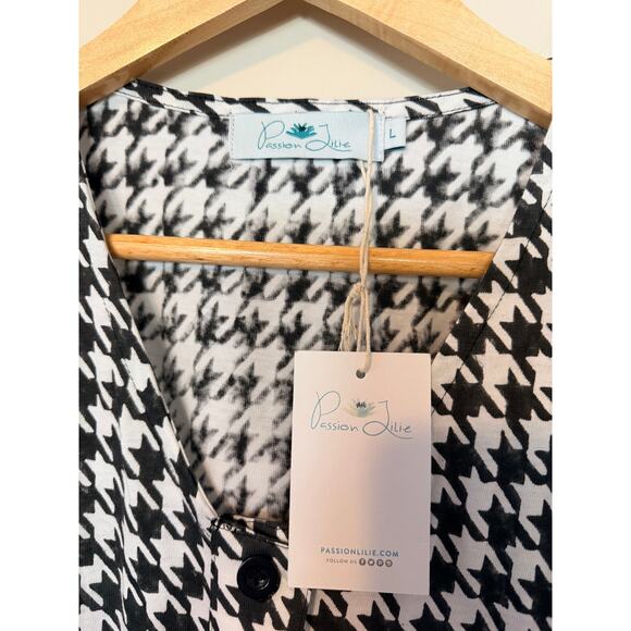 Passion Lillie Houndstooth Honey
Organic Jumpsuit Size Large, NEW - Picture 6 of 8